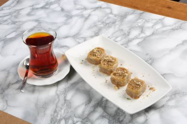 Geleneksel hindistancevizli tatlı baklavası. Ev yapımı fındıklı ve ballı baklava..