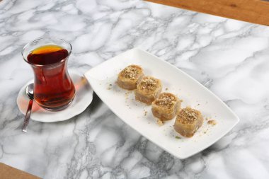 Geleneksel hindistancevizli tatlı baklavası. Ev yapımı fındıklı ve ballı baklava..