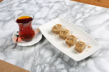 Geleneksel hindistancevizli tatlı baklavası. Ev yapımı fındıklı ve ballı baklava..