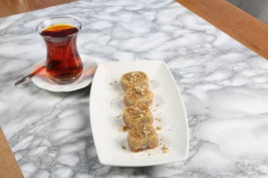 Geleneksel hindistancevizli tatlı baklavası. Ev yapımı fındıklı ve ballı baklava..