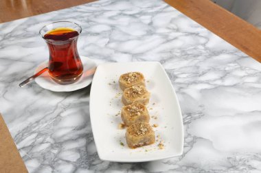 Geleneksel hindistancevizli tatlı baklavası. Ev yapımı fındıklı ve ballı baklava..