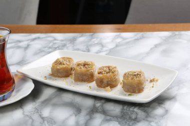 Geleneksel hindistancevizli tatlı baklavası. Ev yapımı fındıklı ve ballı baklava..