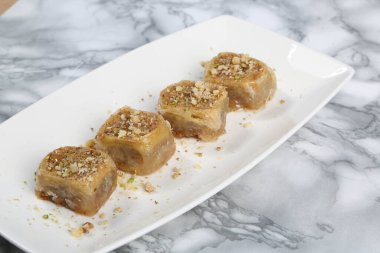 Geleneksel hindistancevizli tatlı baklavası. Ev yapımı fındıklı ve ballı baklava..