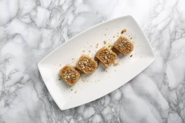 Geleneksel hindistancevizli tatlı baklavası. Ev yapımı fındıklı ve ballı baklava..