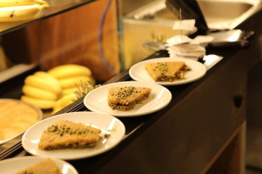 Geleneksel hindistancevizli tatlı baklavası. Ev yapımı fındıklı ve ballı baklava..
