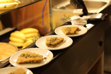Geleneksel hindistancevizli tatlı baklavası. Ev yapımı fındıklı ve ballı baklava..