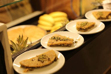 Geleneksel hindistancevizli tatlı baklavası. Ev yapımı fındıklı ve ballı baklava..