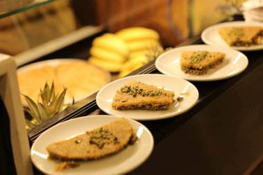 Geleneksel hindistancevizli tatlı baklavası. Ev yapımı fındıklı ve ballı baklava..