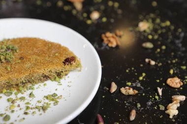 Geleneksel hindistancevizli tatlı baklavası. Ev yapımı fındıklı ve ballı baklava..