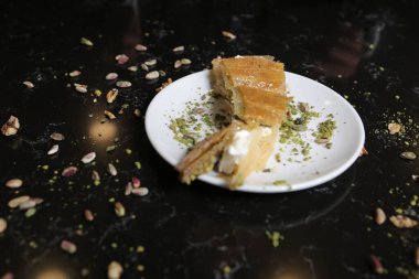 Geleneksel hindistancevizli tatlı baklavası. Ev yapımı fındıklı ve ballı baklava..