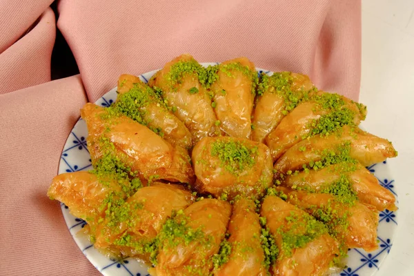 Geleneksel hindistancevizli tatlı baklavası. Ev yapımı fındıklı ve ballı baklava..