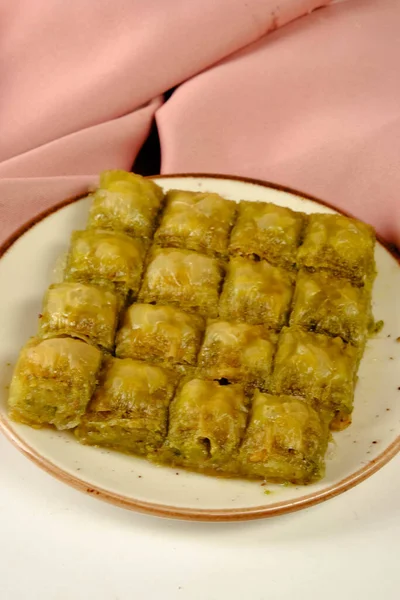 Geleneksel hindistancevizli tatlı baklavası. Ev yapımı fındıklı ve ballı baklava..