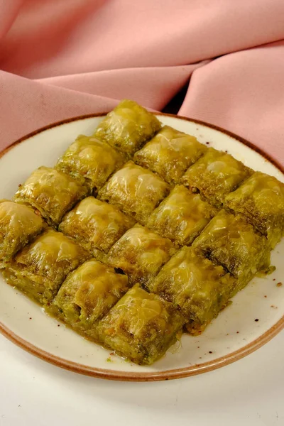 Geleneksel hindistancevizli tatlı baklavası. Ev yapımı fındıklı ve ballı baklava..