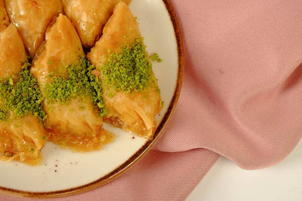 Geleneksel hindistancevizli tatlı baklavası. Ev yapımı fındıklı ve ballı baklava..