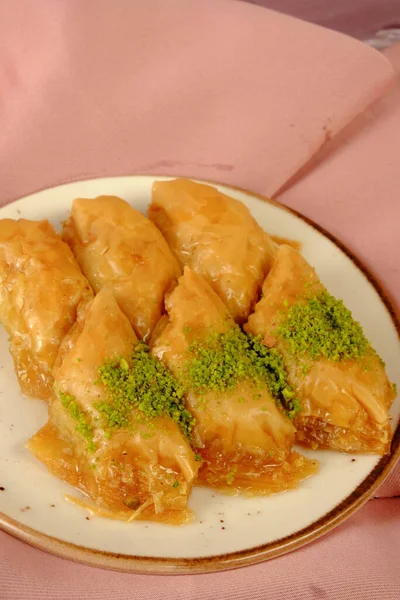 Geleneksel hindistancevizli tatlı baklavası. Ev yapımı fındıklı ve ballı baklava..