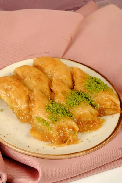 Geleneksel hindistancevizli tatlı baklavası. Ev yapımı fındıklı ve ballı baklava..