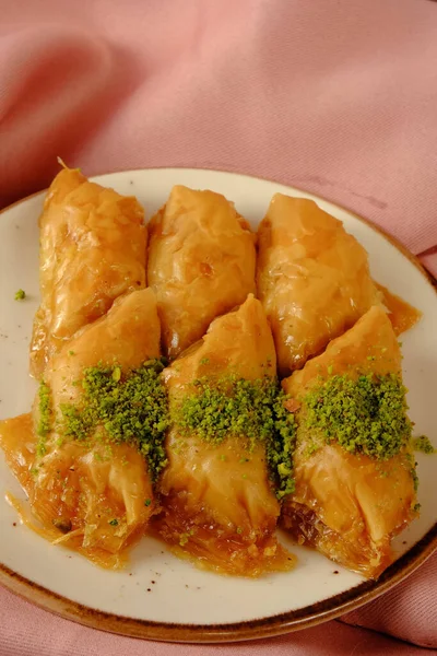 Geleneksel hindistancevizli tatlı baklavası. Ev yapımı fındıklı ve ballı baklava..