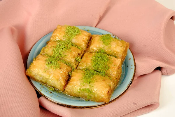 Geleneksel hindistancevizli tatlı baklavası. Ev yapımı fındıklı ve ballı baklava..