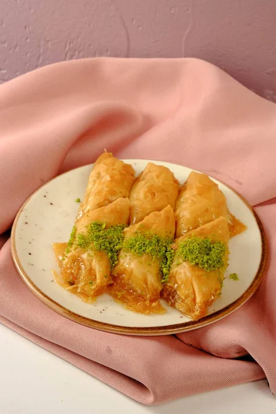 Geleneksel hindistancevizli tatlı baklavası. Ev yapımı fındıklı ve ballı baklava..