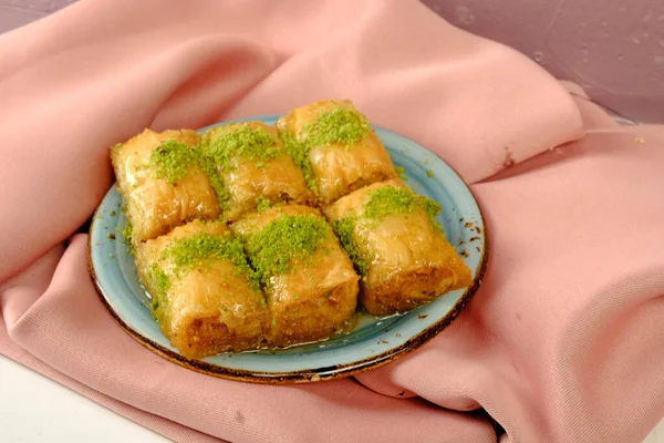 用腰果 核桃烘焙的传统土耳其甜点 带有坚果和蜂蜜的自制面包片 — 图库照片