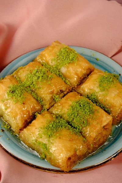 Geleneksel hindistancevizli tatlı baklavası. Ev yapımı fındıklı ve ballı baklava..