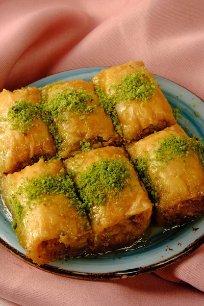 Geleneksel hindistancevizli tatlı baklavası. Ev yapımı fındıklı ve ballı baklava..