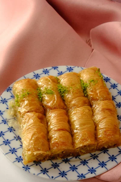 Geleneksel Hindistancevizli Tatlı Baklavası Yapımı Fındıklı Ballı Baklava — Stok fotoğraf