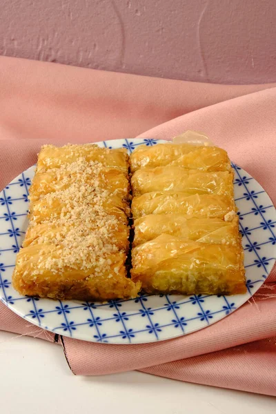 Geleneksel hindistancevizli tatlı baklavası. Ev yapımı fındıklı ve ballı baklava..