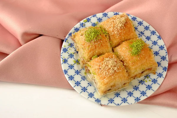 Geleneksel hindistancevizli tatlı baklavası. Ev yapımı fındıklı ve ballı baklava..