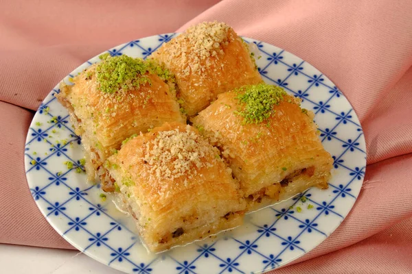 Geleneksel hindistancevizli tatlı baklavası. Ev yapımı fındıklı ve ballı baklava..