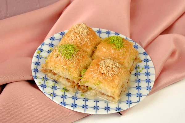 Geleneksel hindistancevizli tatlı baklavası. Ev yapımı fındıklı ve ballı baklava..