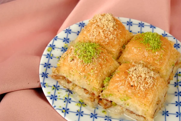 Geleneksel hindistancevizli tatlı baklavası. Ev yapımı fındıklı ve ballı baklava..