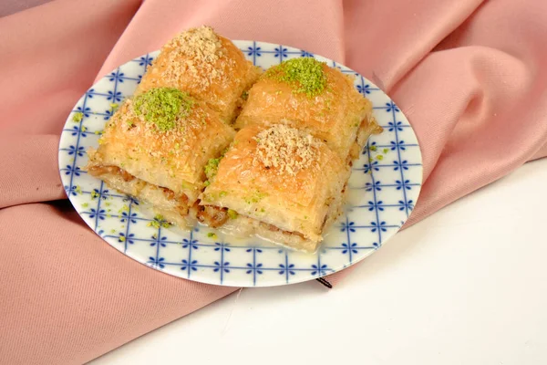 Geleneksel hindistancevizli tatlı baklavası. Ev yapımı fındıklı ve ballı baklava..