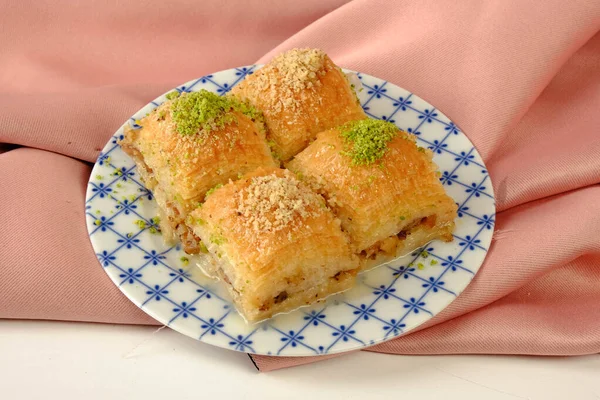 Geleneksel hindistancevizli tatlı baklavası. Ev yapımı fındıklı ve ballı baklava..