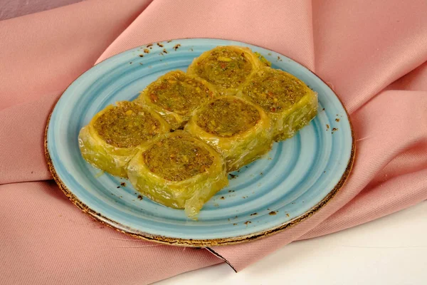 Geleneksel hindistancevizli tatlı baklavası. Ev yapımı fındıklı ve ballı baklava..