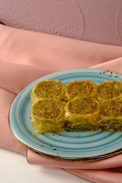 Geleneksel hindistancevizli tatlı baklavası. Ev yapımı fındıklı ve ballı baklava..