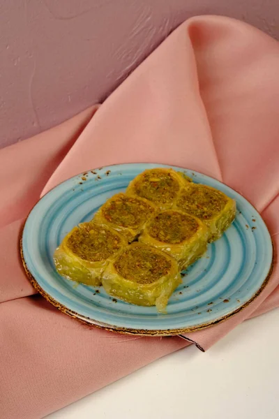 Geleneksel hindistancevizli tatlı baklavası. Ev yapımı fındıklı ve ballı baklava..
