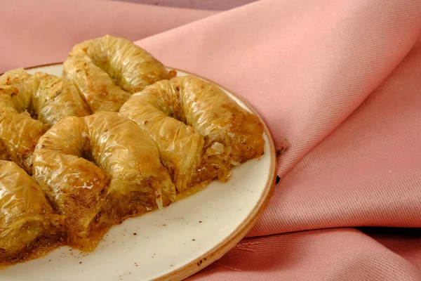 Geleneksel hindistancevizli tatlı baklavası. Ev yapımı fındıklı ve ballı baklava..