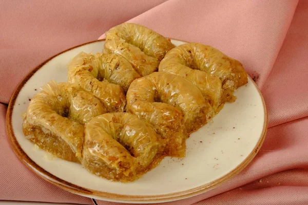 Geleneksel hindistancevizli tatlı baklavası. Ev yapımı fındıklı ve ballı baklava..