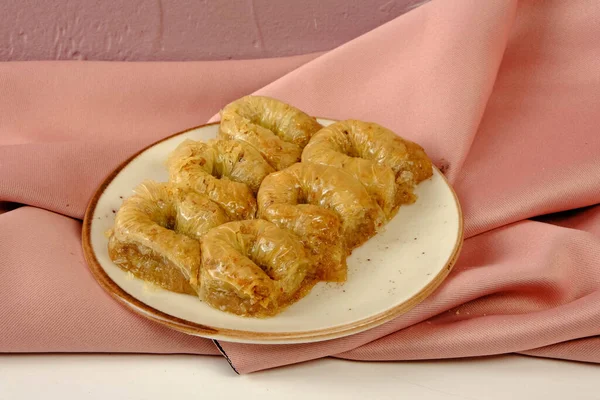 Geleneksel hindistancevizli tatlı baklavası. Ev yapımı fındıklı ve ballı baklava..