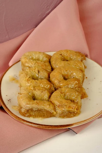 Geleneksel hindistancevizli tatlı baklavası. Ev yapımı fındıklı ve ballı baklava..