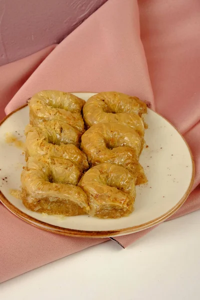 Geleneksel hindistancevizli tatlı baklavası. Ev yapımı fındıklı ve ballı baklava..