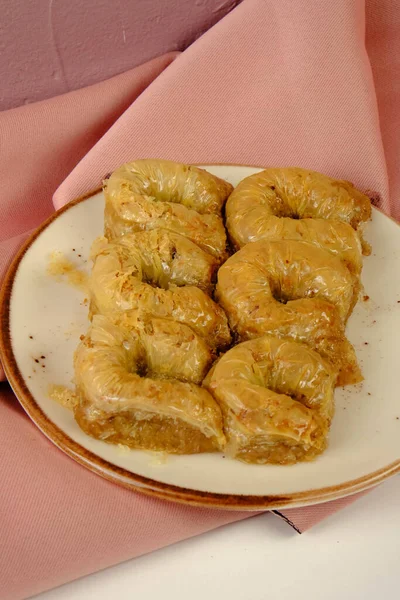Geleneksel hindistancevizli tatlı baklavası. Ev yapımı fındıklı ve ballı baklava..