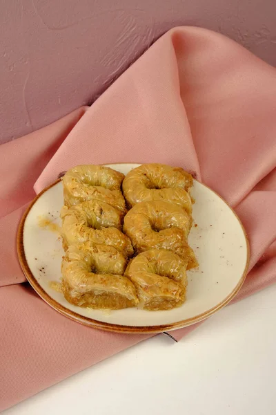 Geleneksel hindistancevizli tatlı baklavası. Ev yapımı fındıklı ve ballı baklava..