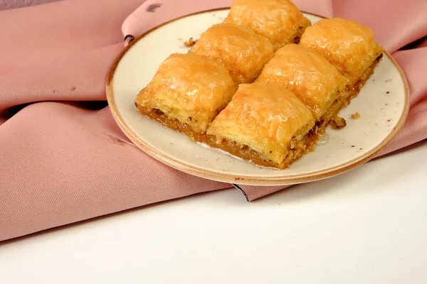 Geleneksel hindistancevizli tatlı baklavası. Ev yapımı fındıklı ve ballı baklava..