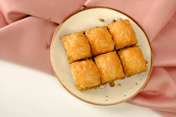 Geleneksel hindistancevizli tatlı baklavası. Ev yapımı fındıklı ve ballı baklava..