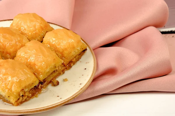 Geleneksel hindistancevizli tatlı baklavası. Ev yapımı fındıklı ve ballı baklava..