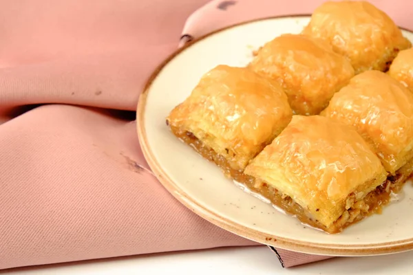 Geleneksel hindistancevizli tatlı baklavası. Ev yapımı fındıklı ve ballı baklava..