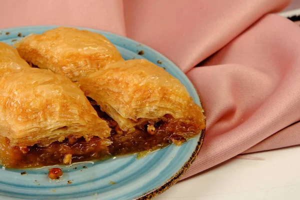 Geleneksel hindistancevizli tatlı baklavası. Ev yapımı fındıklı ve ballı baklava..