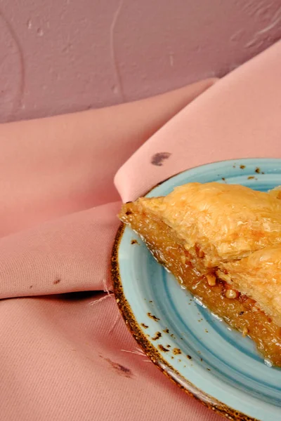 Geleneksel hindistancevizli tatlı baklavası. Ev yapımı fındıklı ve ballı baklava..